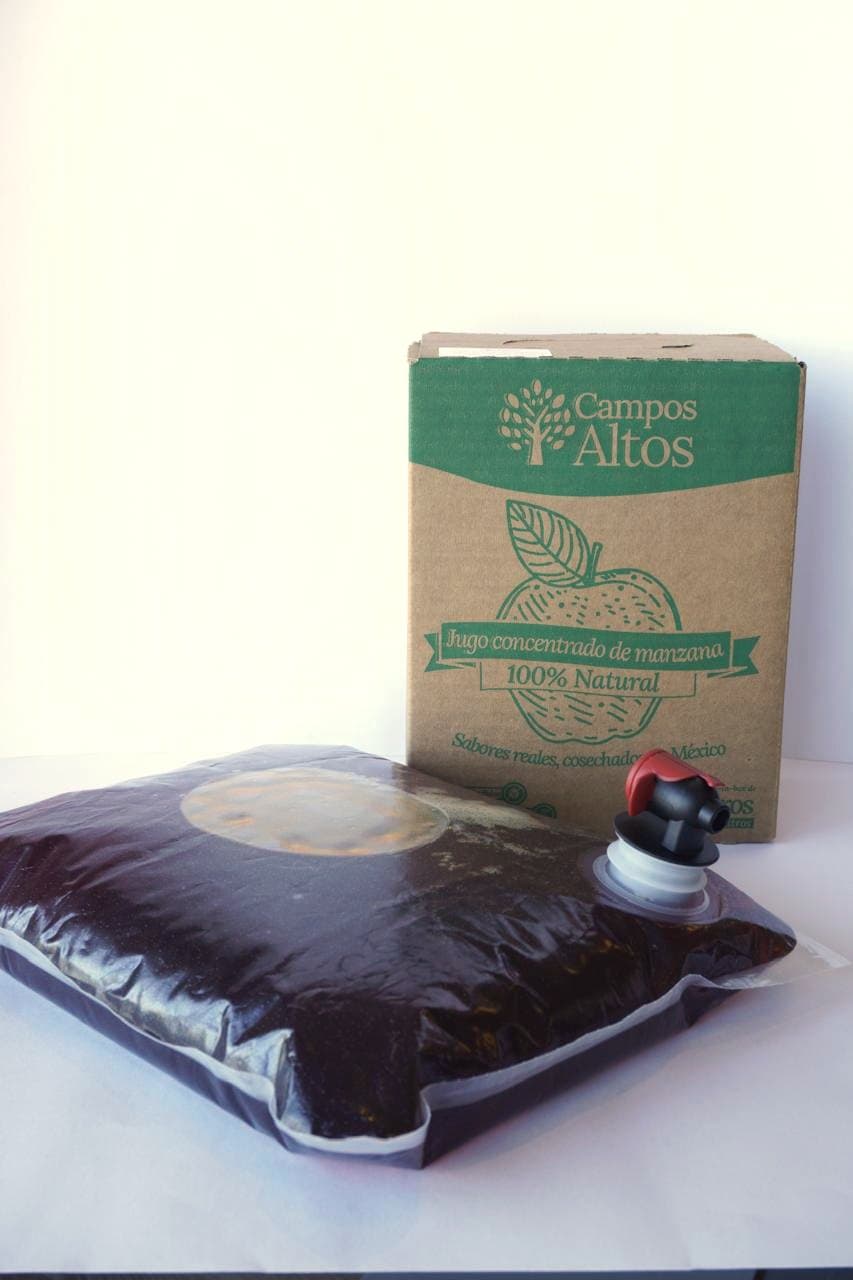 Bolsa aséptica interior del Bag in Box con su válvula, junto a la caja de cartón
